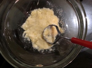 The practice measure of muffin of banana of small white edition 1