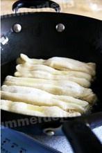 Be at ease the practice measure of deep-fried twisted dough sticks 6