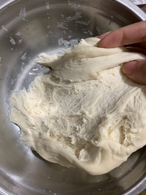 The hand kneads oil of strong line candy to wrap (leaf fat steamed bread) practice measure 2