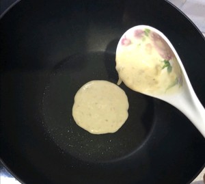 The practice measure of muffin of banana of small white edition 8