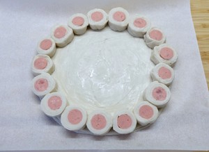 The hand catchs cake edition to wrap around the practice measure of Sa 7