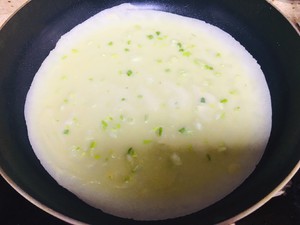 The practice measure of thin pancake of soft tender egg 2