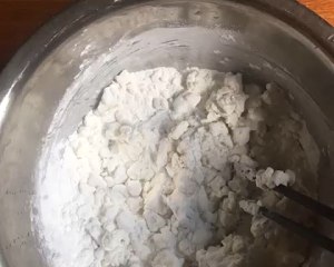 The practice measure of a round mass of food of brown sugar polished glutinous rice 1