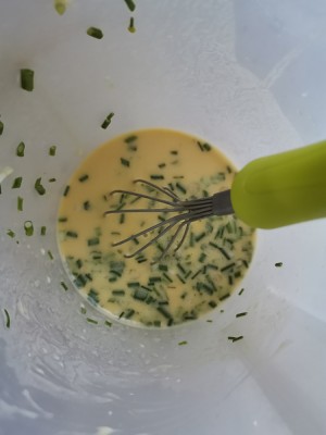 Quick worker breakfast: The practice measure of the cake of chopped green onion that the child loves to eat 1