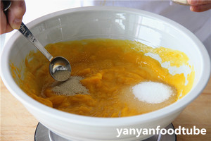 The practice measure of Steamed Pumpkin Cake of pumpkin steamed sponge cake 6