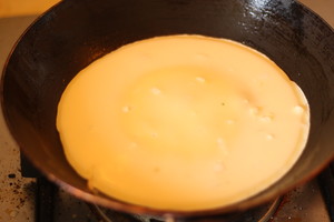 The practice measure of breakfast egg thin pancake made of millet flour 3