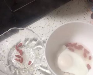 The practice measure of the water poached eggs that boil 9