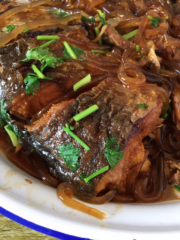 
Northeast bighead stews the practice of noodles made from bean or sweet potato starch, how to do delicious