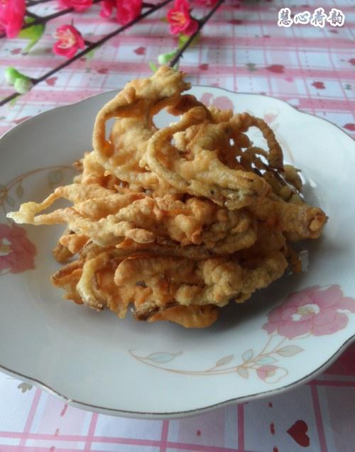 ローストチリソースと塩で作られた調味料のパチパチの中国の漫画の魚の練習、おいしい方法