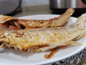 The practice measure of fish of Chinese larch of crude fry in shallow oil 3
