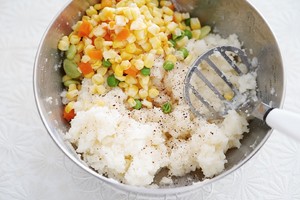 The practice measure of salad of mud of corn tuna potato 3