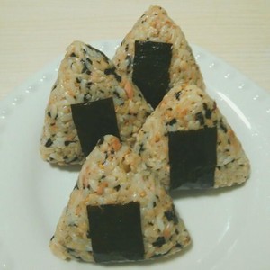 The practice measure that hand of tuna sesame seed holds rice group 1