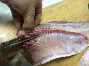 「魚の魚の白菜漬けの煮魚〜煮る水が巻く魚肉のスライスのチュートリアル、