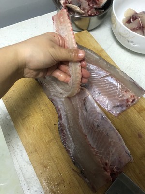  白身魚の白菜漬けの魚〜煮る水が巻く魚肉のスライスのチュートリアル、 