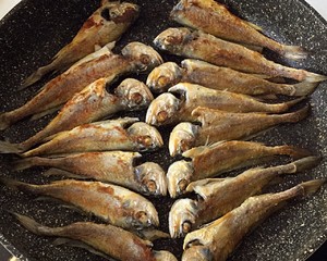 The practice measure of can of sweet crisp yellow croaker 3