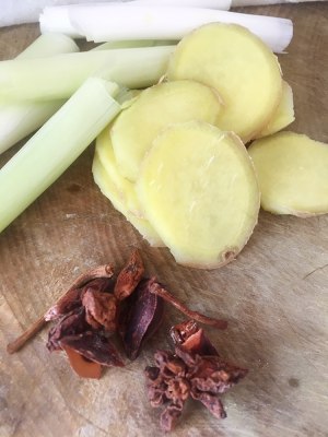 The practice measure of the northeast bighead noodles made from bean or sweet potato starch that stew 6