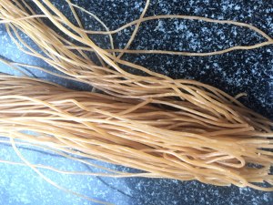 The practice measure of the northeast bighead noodles made from bean or sweet potato starch that stew 11