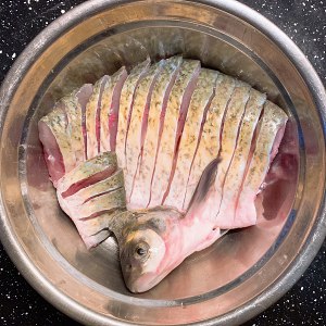 Chart of meal of the eve of the lunar New Year: The practice measure of steamed blunt-snout bream 4
