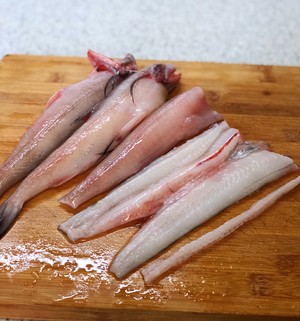 A condiment made of roast prickly ash and salt the practice measure of 9 abdomen fish 1