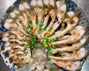 Chart of meal of the eve of the lunar New Year: The practice measure of steamed blunt-snout bream 9