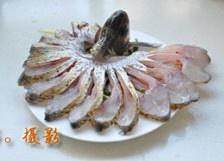 The practice measure of fish of large fortune spread its tail 8
