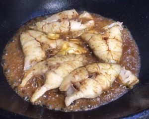 醤油で煮込んだ煮魚（米魚）の詳細な練習方法15 