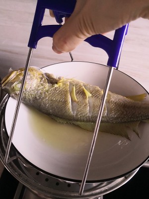 The practice measure of steamed cucumber fish 6
