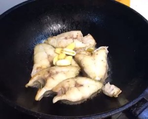 醤油で煮込んだ煮魚（米の魚）の詳細な練習方法12 