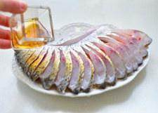 The practice measure of fish of large fortune spread its tail 6