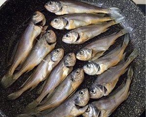 The practice measure of can of sweet crisp yellow croaker 2