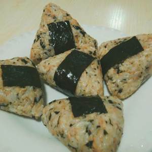 The practice measure that hand of tuna sesame seed holds rice group 5
