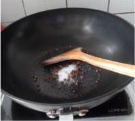 The practice measure of fish of Chinese toon of crackling of a condiment made of roast prickly ash and salt 3