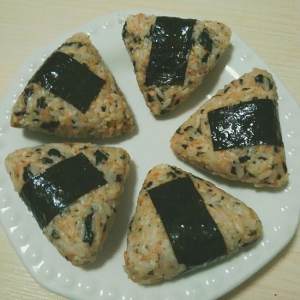 The practice measure that hand of tuna sesame seed holds rice group 4