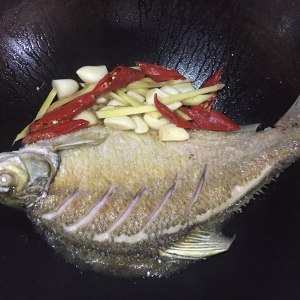 Piece elder sister - the practice measure of fish of braise in soy sauce 4