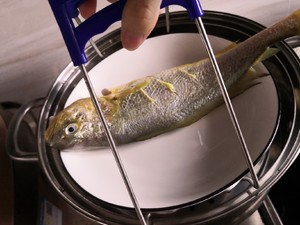 The practice measure of steamed cucumber fish 3