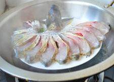 The practice measure of fish of large fortune spread its tail 9