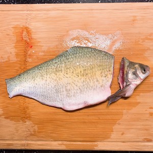 Chart of meal of the eve of the lunar New Year: The practice measure of steamed blunt-snout bream 2