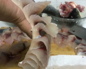 魚の白菜の漬物〜水 コイル状になった魚肉のスライスのチュートリアルを沸騰させます。「> </li> <li class = 