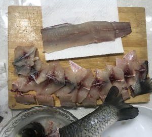 魚の白菜の漬け魚 〜コイル状の魚肉のスライスのチュートリアルを沸騰する水、「> </li> <li class = 