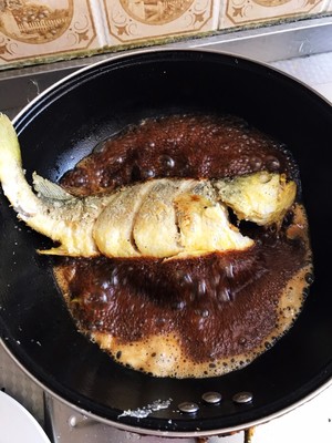 The practice measure of yellow croaker of braise in soy sauce 12