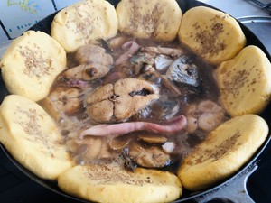 The practice measure of fish of stew of bake corn or millet cakes on a pan 5