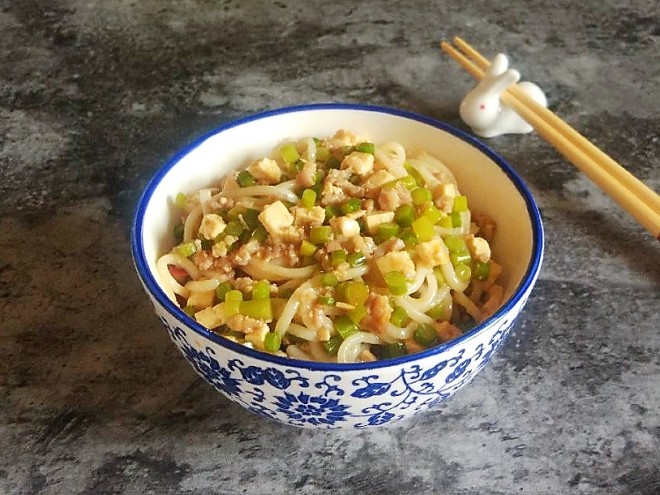 家族の日常生活のひき肉の醤油を添えた麺の練習、おいしい方法