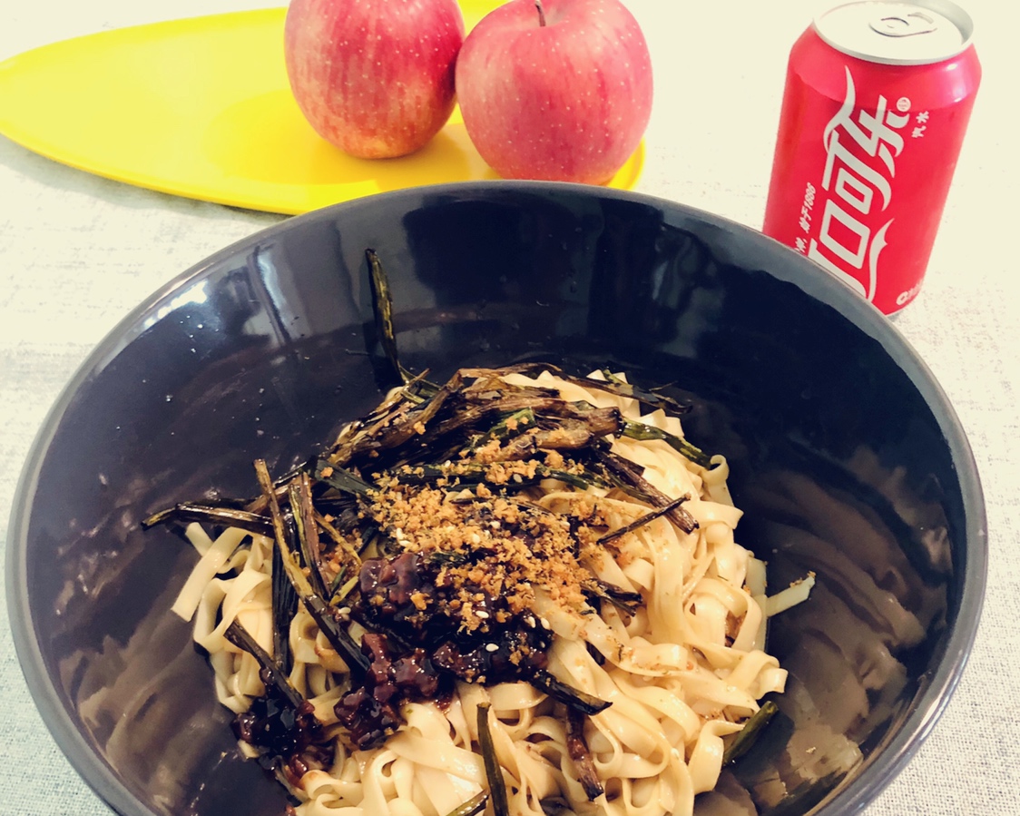 
The practice of oily noodles served with soy sauce of quick worker green, how to do delicious