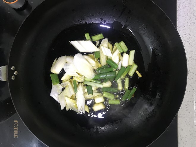 
The practice of the green oil of simple onion oily powder, how to do delicious
