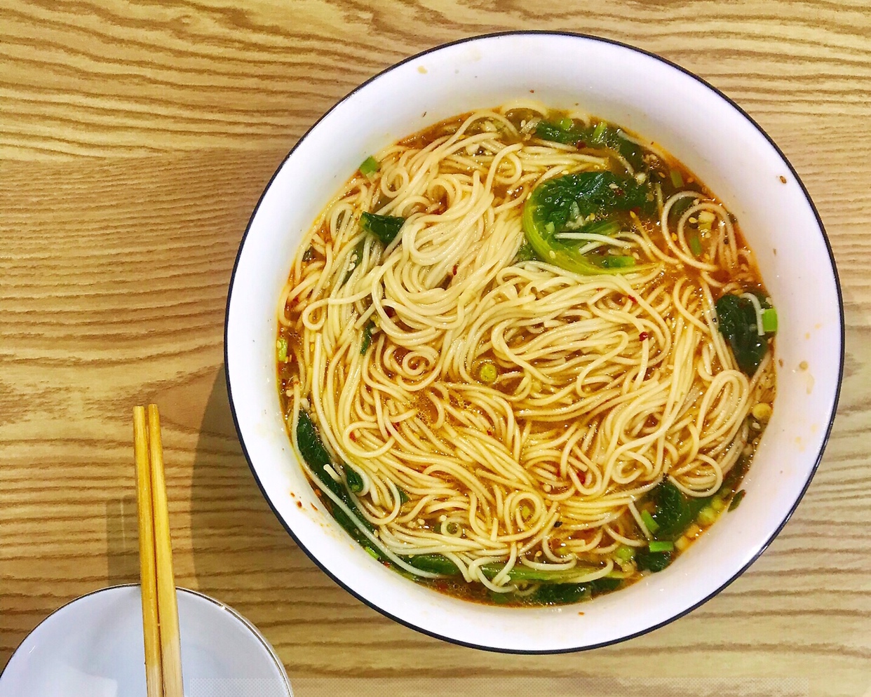 深夜はおいしい食べ物への渇望を満たします：スープでのアサービティ麺の実践、おいしい方法