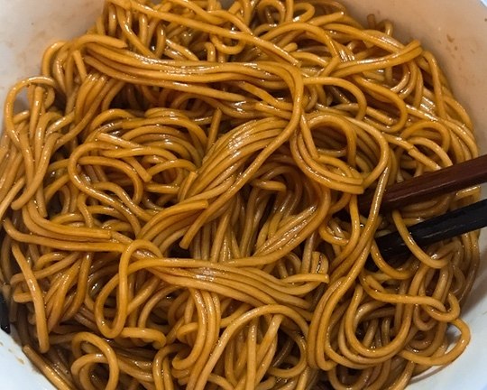 醤油を添えた緑色の油性麺