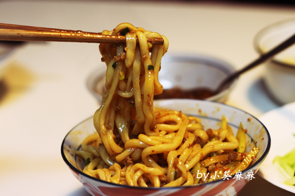 地域のこのボウルは、習慣/肉の悪臭の子に会いました醤油を添えて麺の練習