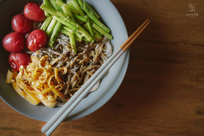 冷えたソバ粉のソテーを着たその日の冷めた仕上げのそばの小麦粉の練習ビデオ_の練習の尺度は、常に人に懸念を覚えさせる