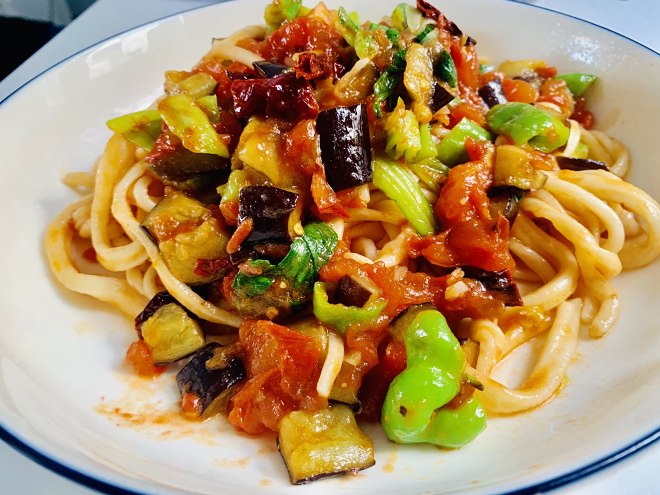 
Eggplant juice noodles served with soy sauce, conquer boy friend the practice of a bowl of face of the stomach