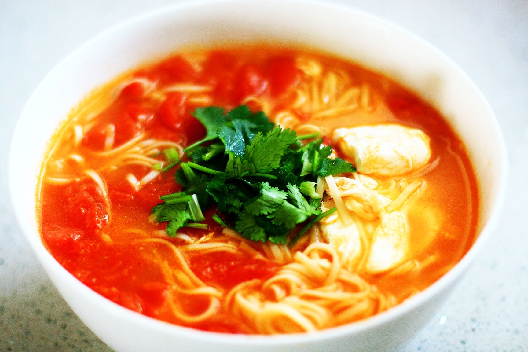 トマトの卵はスープで麺を加熱します-古典的で無限の愛の実践